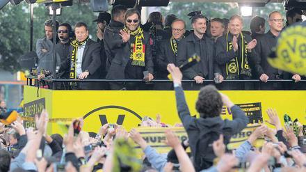 Schwarz, gelb, geil. Immer wieder werden BVG-Busse von begeisterten Menschenmengen aufgehalten. 