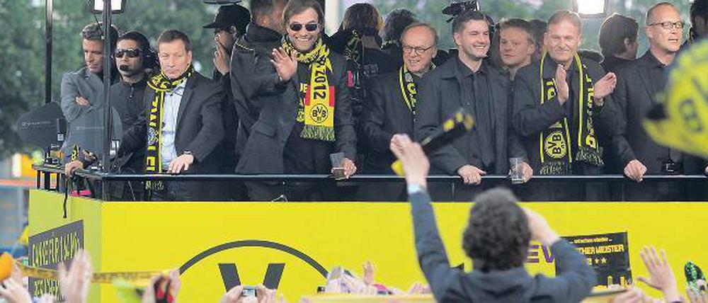 Schwarz, gelb, geil. Immer wieder werden BVG-Busse von begeisterten Menschenmengen aufgehalten. 