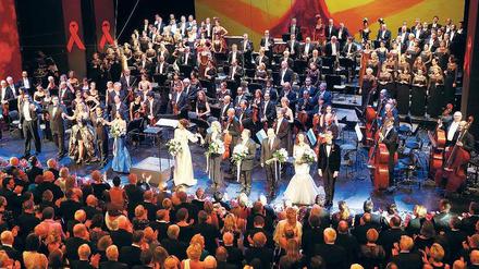 Gut gelaunt. Zum Abschluss des Bühnenprogrammes sangen alle Solisten on stage Verdis Trinklied aus La Traviata.