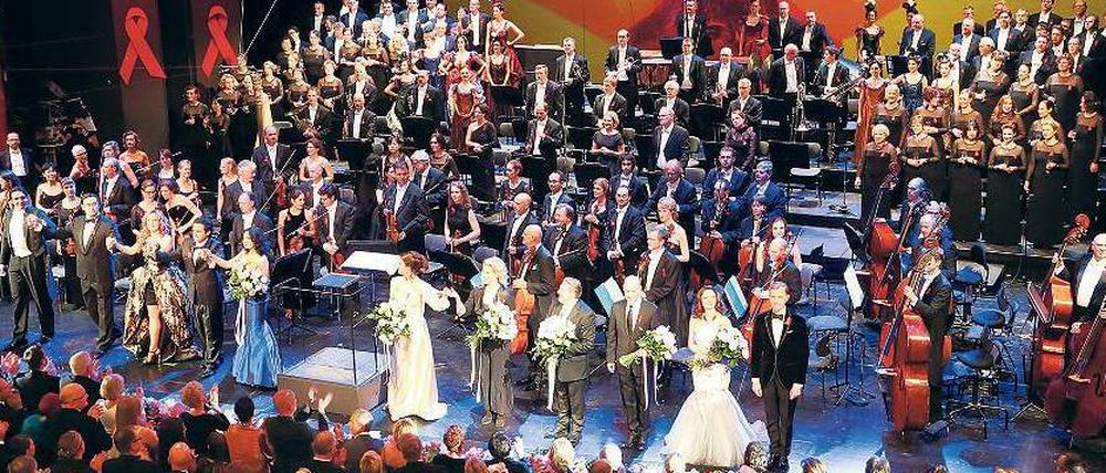 Gut gelaunt. Zum Abschluss des Bühnenprogrammes sangen alle Solisten on stage Verdis Trinklied aus La Traviata.
