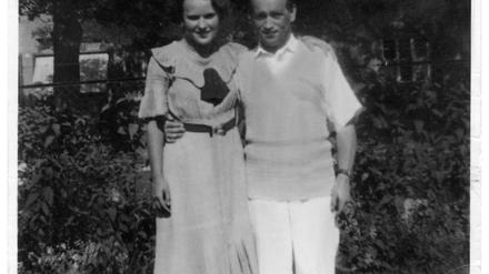 Erich Bragenheim ist Arzt, Irmgard Weckmüller Einkäuferin im KaDeWe. Eine große Liebe, die 1929 beginnt.