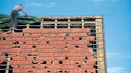 Dachschaden. Ist das Haus selbst betroffen, ist die Wohngebäudeversicherung der richtige Ansprechpartner. Foto: Marijan Murat/dpa