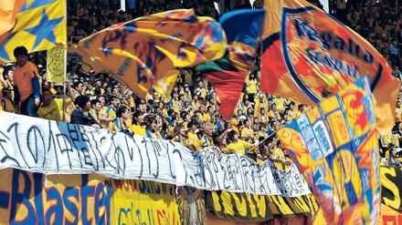 Aufbau Fernost. Vor zweieinhalb Jahren erschütterte ein Erdbeben und ein Tsunami die Region um Sendai. Die Fans blieben ihrem schwer angeschlagenen Klub treu und schrieben auf Banner: „Wir werden kein Spiel verlieren, bis wir unsere Heimatstadt wiederhaben.“ 
