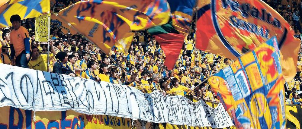Aufbau Fernost. Vor zweieinhalb Jahren erschütterte ein Erdbeben und ein Tsunami die Region um Sendai. Die Fans blieben ihrem schwer angeschlagenen Klub treu und schrieben auf Banner: „Wir werden kein Spiel verlieren, bis wir unsere Heimatstadt wiederhaben.“