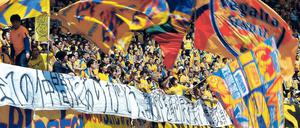 Aufbau Fernost. Vor zweieinhalb Jahren erschütterte ein Erdbeben und ein Tsunami die Region um Sendai. Die Fans blieben ihrem schwer angeschlagenen Klub treu und schrieben auf Banner: „Wir werden kein Spiel verlieren, bis wir unsere Heimatstadt wiederhaben.“ 