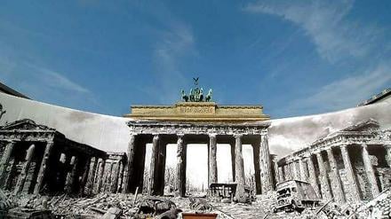 Kennt jeder, zumindest die obere Hälfte (ohne Kriegsschäden): das Brandenburger Tor. Steht da seit über 200 Jahren, ist 26 Meter hoch und 65 Meter breit und sowieso ziemlich berühmt. Weil alle Touristen hierher kommen und 500 (!) Demonstrationen hier im Jahr stattfinden, rückt auch die BSR ziemlich oft an: bis zu drei Mal am Tag. Übrigens mit Besen, damit das historische Pflaster geschont wird. Was sonst noch auf dem Pariser Platz los war? Wir nehmen Sie mit auf eine Zeitreise in Bildern.