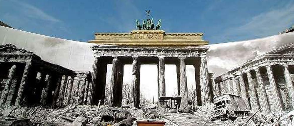 Kennt jeder, zumindest die obere Hälfte (ohne Kriegsschäden): das Brandenburger Tor. Steht da seit über 200 Jahren, ist 26 Meter hoch und 65 Meter breit und sowieso ziemlich berühmt. Weil alle Touristen hierher kommen und 500 (!) Demonstrationen hier im Jahr stattfinden, rückt auch die BSR ziemlich oft an: bis zu drei Mal am Tag. Übrigens mit Besen, damit das historische Pflaster geschont wird. Was sonst noch auf dem Pariser Platz los war? Wir nehmen Sie mit auf eine Zeitreise in Bildern.