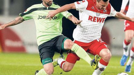 Kein Fuß an den Ball. Unions Köhler (l.) kommt nicht in den Zweikampf. 
