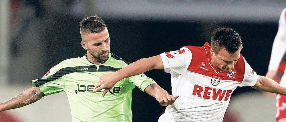 Kein Fuß an den Ball. Unions Köhler (l.) kommt nicht in den Zweikampf. 