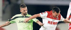 Kein Fuß an den Ball. Unions Köhler (l.) kommt nicht in den Zweikampf.