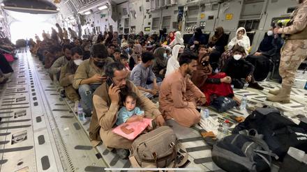 Flüchtlinge werden nach dem Sieg der Taliban aus Afghanistan ausgeflogen: Familien werden getrennt, die Sorge um Angehörige ist groß.