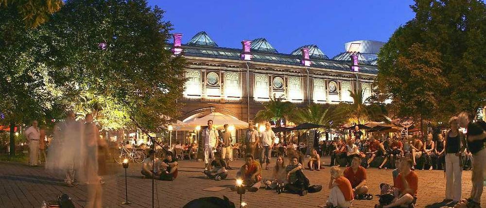 Der S-Bahnhof Hackescher Markt ist Treff für Trinker, Büromenschen, Partyleute. Hieß früher Börse, dann Marx-Engels-Platz, seit den 90ern trägt er den heutigen Namen.