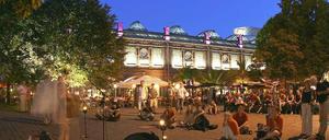 Der S-Bahnhof Hackescher Markt ist Treff für Trinker, Büromenschen, Partyleute. Hieß früher Börse, dann Marx-Engels-Platz, seit den 90ern trägt er den heutigen Namen.