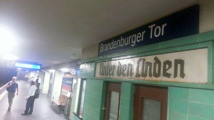 Bahnhof Brandenburger Tor. Zwei Schilder, ein S-Bahnhof, große Geschichte. Bis Sommer 2009 hieß die Station noch "Unter den Linden", nebenan entstand aber die neue U-Bahnlinie U55 mit dem Bahnhof "Brandenburger Tor" - da machte man einfach einen gemeinsamen Namen draus (zumal weiter östlich ein U-Bahnhof Unter den Linden entsteht). 