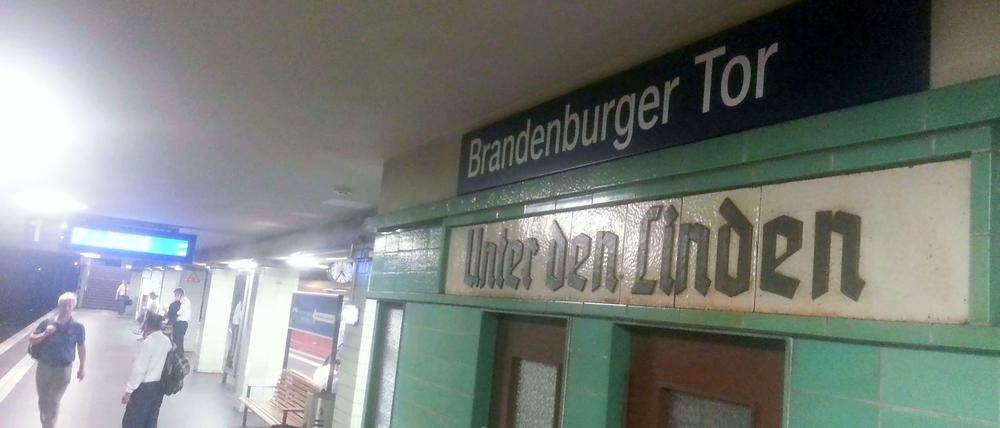 Bahnhof Brandenburger Tor. Zwei Schilder, ein S-Bahnhof, große Geschichte. Bis Sommer 2009 hieß die Station noch "Unter den Linden", nebenan entstand aber die neue U-Bahnlinie U55 mit dem Bahnhof "Brandenburger Tor" - da machte man einfach einen gemeinsamen Namen draus (zumal weiter östlich ein U-Bahnhof Unter den Linden entsteht). 