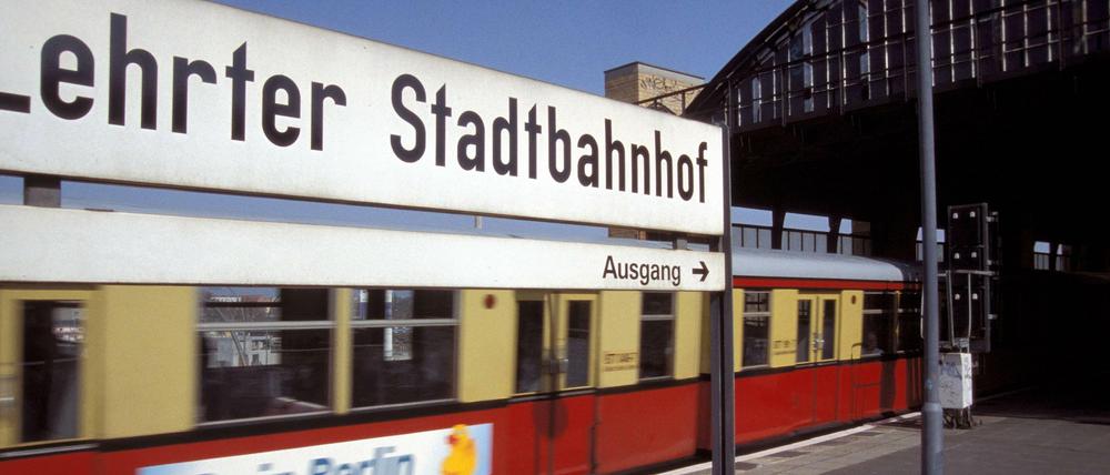 Den Bahnhof gibt's nicht mehr! Und die S-Bahn auch nicht! Stimmt. Aber aus diesen 90er Jahren stammen noch die Gleise. Sie werden im Sommer 2014 erneuert.
