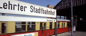 Den Bahnhof gibt's nicht mehr! Und die S-Bahn auch nicht! Stimmt. Aber aus diesen 90er Jahren stammen noch die Gleise. Sie werden im Sommer 2014 erneuert.