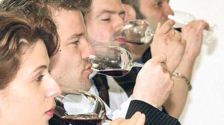Schmecken erlaubt. Beim Verkosten wird nur die Zunge mit Wein benetzt, auf das Schlucken verzichten Sommeliers im Dienst – es geht schließlich um die Qualität der Weine. Erst nach Feierabend trinkt auch der Fachmann ein Glas. Foto: picture-alliance/dpa