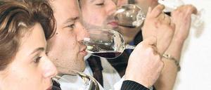 Schmecken erlaubt. Beim Verkosten wird nur die Zunge mit Wein benetzt, auf das Schlucken verzichten Sommeliers im Dienst – es geht schließlich um die Qualität der Weine. Erst nach Feierabend trinkt auch der Fachmann ein Glas. Foto: picture-alliance/dpa