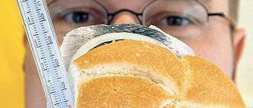 Stimmt die Temperatur? So ein Fischbrötchen hält sich kühl am besten. Foto: dpa