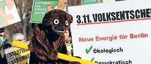 Maskottchen mit Stift. Der Sympathieträger der Energietisch-Aktivisten. Foto: dpa