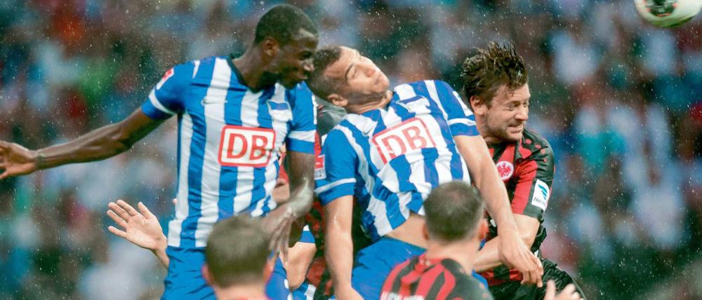 Höher hinaus als die Eintracht? Wie Frankfurt in der vorigen Saison steht Hertha als Aufsteiger oben. Das erste Saisonspiel gewannen die Berliner gegen das Vorbild 6:1.