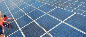 Öko-Strom zu teuer? EU-Kommissar Günther Oettinger jedenfalls kritisiert die Bundesregierung scharf für das deutsche EEG-Gesetz.