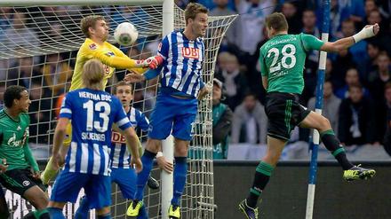Adam Szalai ist nach einer Ecke vor Sebastian Langkamp und Torhüter Thomas Kraft am Ball und köpft ihn zum 1:0 ins Tor.