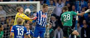 Adam Szalai ist nach einer Ecke vor Sebastian Langkamp und Torhüter Thomas Kraft am Ball und köpft ihn zum 1:0 ins Tor.