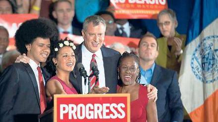 73 Prozent stehen hinter ihm. Bill de Blasio mit Sohn Dante, Tochter Chiara und seiner Frau Chirlane. Foto: Reuters