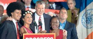 73 Prozent stehen hinter ihm. Bill de Blasio mit Sohn Dante, Tochter Chiara und seiner Frau Chirlane. Foto: Reuters