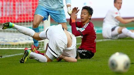 Niederlage trotz Überzahl: Nürnbergs Hiroshi Kiyotake kann es kaum glauben, doch die Nürnberger unterlagen dem SC Freiburg mit einem Mann mehr auf dem Platz 0:3.