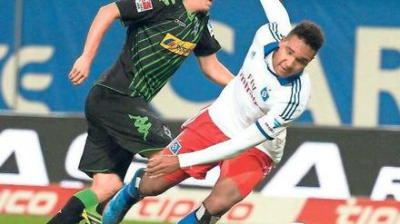 Wo ist der Ball – und wer ist da hinter mir? Hamburgs Verteidiger Jonathan Tah (rechts) stellt sich wohl viele Fragen, die Max Kruse mit dem Tor zum 2:0 für Borussia Mönchengladbach beantwortet. 