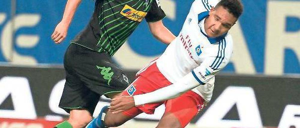 Wo ist der Ball – und wer ist da hinter mir? Hamburgs Verteidiger Jonathan Tah (rechts) stellt sich wohl viele Fragen, die Max Kruse mit dem Tor zum 2:0 für Borussia Mönchengladbach beantwortet.