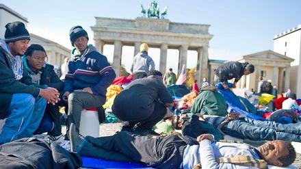 Hungerstreik am Brandenburger Tor. Als sie ihre Aktion unterbrachen, kamen die Flüchtlinge vorübergehend in einer Kreuzberger Kirchengemeinde unter. Jetzt beziehen sie Wohnungen in Neukölln.
