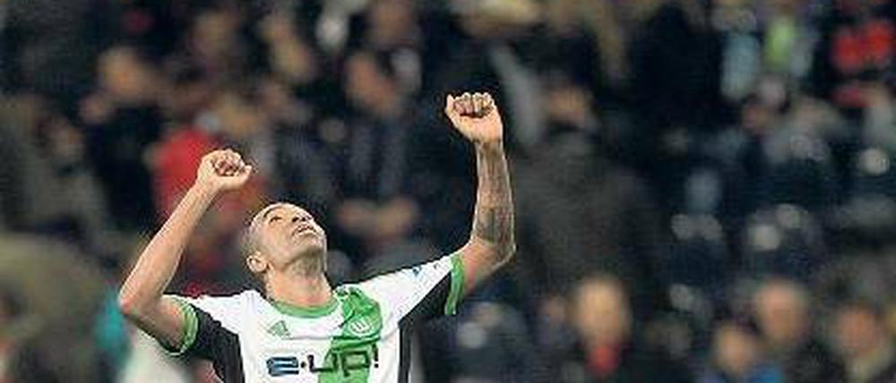 Dank nach oben. Die Wolfsburger Mannschaft um Abwehrchef Naldo nahm die drei Punkte aus Frankfurt gerne mit.Foto: dpa