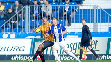 Mann mit Köpfchen. Brooks (l.) beim Regionalliga-Spiel mit Herthas U23 in Magdeburg am 3. November.