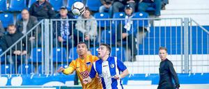 Mann mit Köpfchen. Brooks (l.) beim Regionalliga-Spiel mit Herthas U23 in Magdeburg am 3. November.
