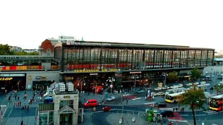 Der Hardenbergplatz. Ein ziemliches Durcheinander vor dem Bahnhof Zoo.