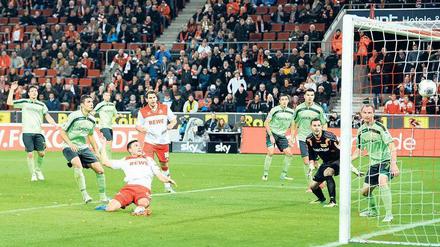 Zack, bumm, peng. Der Kölner Jonas Hector erzielt das Tor zum 4:0. Dass es dabei blieb, lag vor allem an den genügsamen Gastgebern. Foto: Matthias Koch