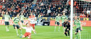 Zack, bumm, peng. Der Kölner Jonas Hector erzielt das Tor zum 4:0. Dass es dabei blieb, lag vor allem an den genügsamen Gastgebern. Foto: Matthias Koch