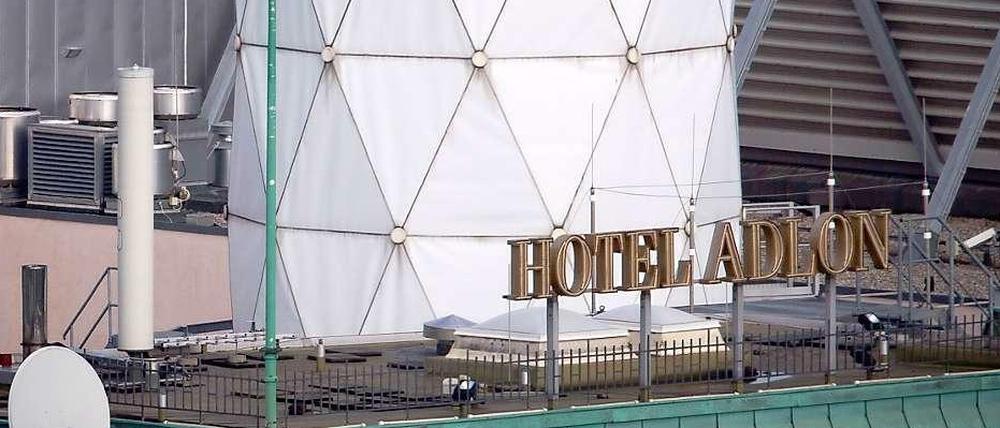 Die britische Botschaft in Berlin liegt direkt hinter dem Hotel Adlon. Was sich unter der Konstruktion auf dem Dach verbirgt, ist unklar. 