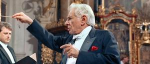Leonard Bernstein dirigiert.