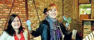 Das Bier von hier. Susanne Adam (rechts) und Anne Tischer in der Schankhalle des „Pfefferbräu“.