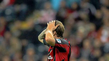 Zuletzt war es kaum zu fassen. Der Frankfurter Marco Russ fasst sich nach einer verpassten Torchance an den Kopf. Die Eintracht verlor ihr jüngstes Bundesligaspiel 1:2. 