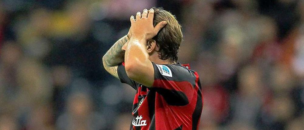 Zuletzt war es kaum zu fassen. Der Frankfurter Marco Russ fasst sich nach einer verpassten Torchance an den Kopf. Die Eintracht verlor ihr jüngstes Bundesligaspiel 1:2. 