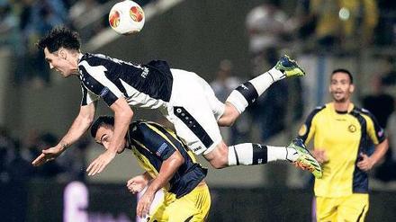Vorbeigeflogen. Srdjan Lakic (vorn) und seine Kollegen von Eintracht Frankfurt stellten sich in Tel Aviv reichlich ungeschickt an. Foto: dpa