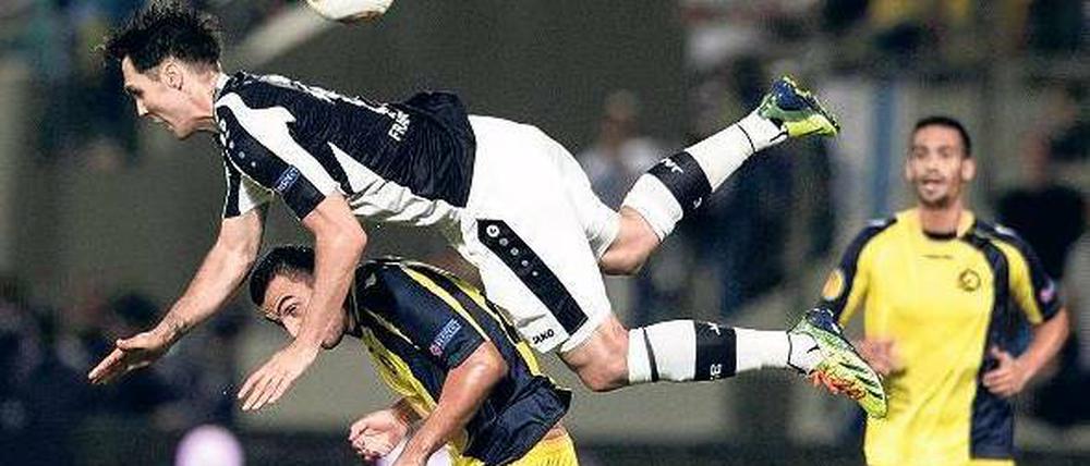 Vorbeigeflogen. Srdjan Lakic (vorn) und seine Kollegen von Eintracht Frankfurt stellten sich in Tel Aviv reichlich ungeschickt an. Foto: dpa