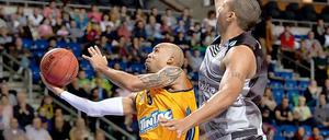 Mitten durch die Langen. David Logan zieht ungeachtet der Reichweite seiner Gegenspieler zum Korb. Der US-Amerikaner war mit 17 Punkten Albas Topscorer.