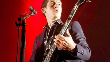 Arctic Monkeys-Frontman Alex Turner probiert Posen aus.